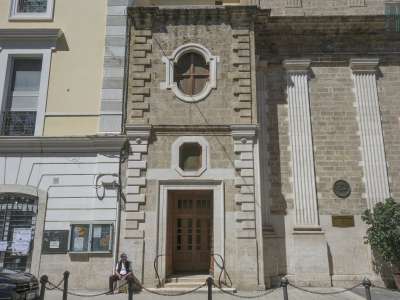 Gli ingressi laterali sono poi posti alla base di due corpi di fabbrica gemelli a sviluppo verticale impreziositi da cantonali bugnati, oculi mistilinei superiori e finestre ottagonali